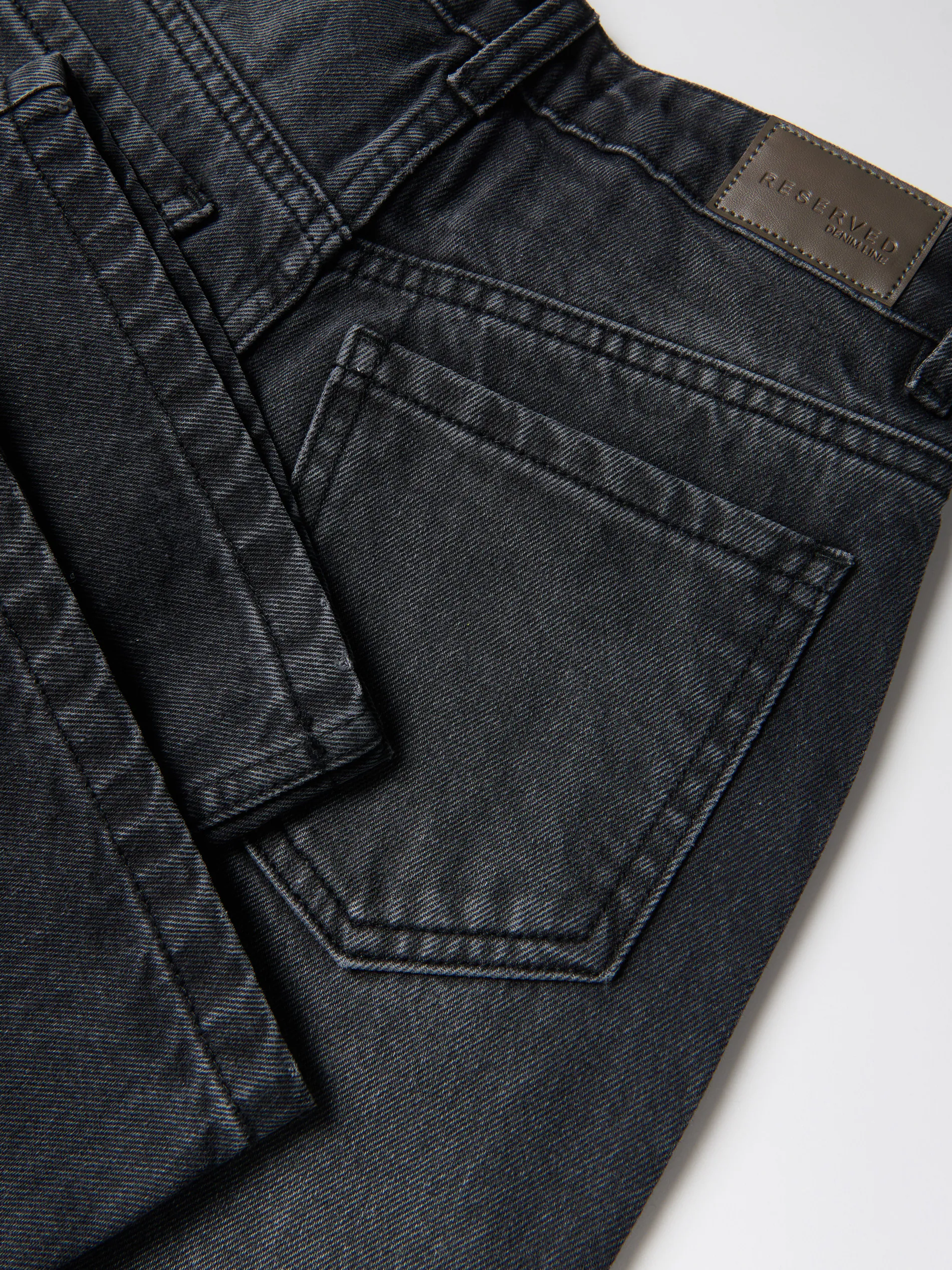 Gerade Jeans mit Kette