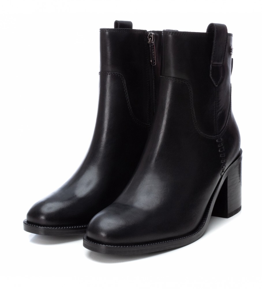 Botas de cano curto Carmela em couro preto, modelo 160058 - Altura do salto: 7 cm -