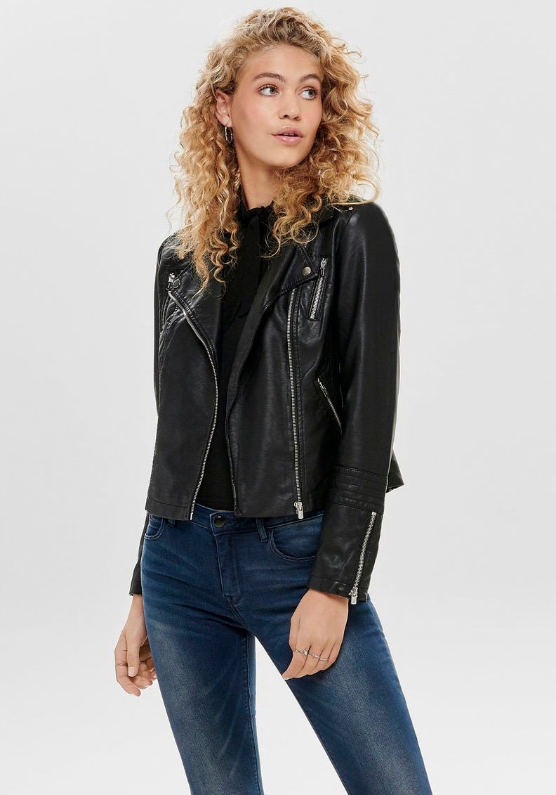 ONLY Lederimitatjacke »ONLGEMMA – Bikerjacke mit asymmetrischem Reissverschluss« tailliert, casual, Lederimitat, Reissverschlusstaschen
