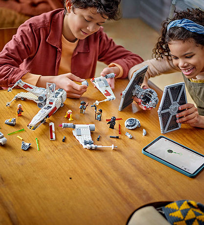 LEGO? Star Wars - Kombimodel: TIE-jager og X-wing 75393 - 1063 D