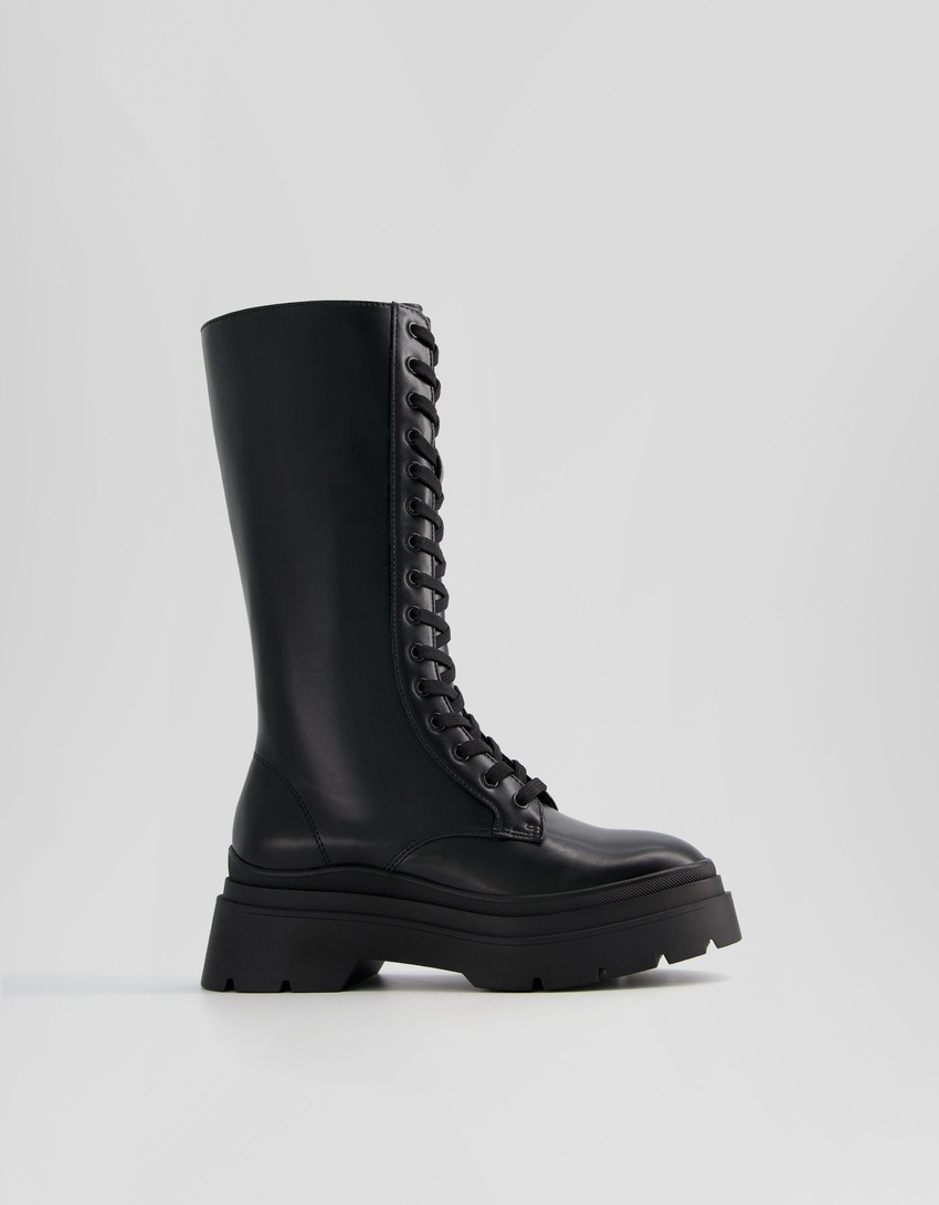 Botas planas com cadarço e zíper