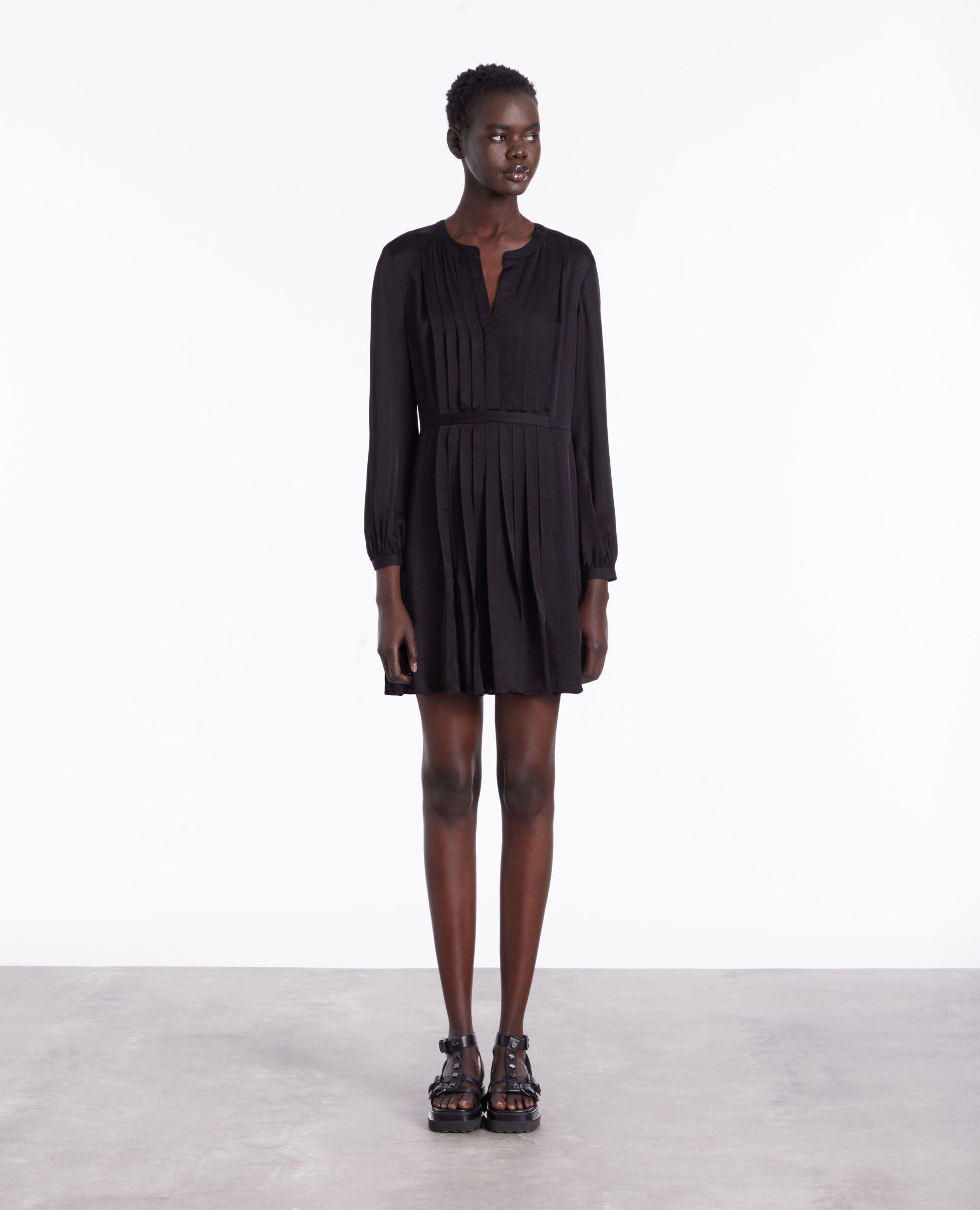 Robe courte noire avec plissage