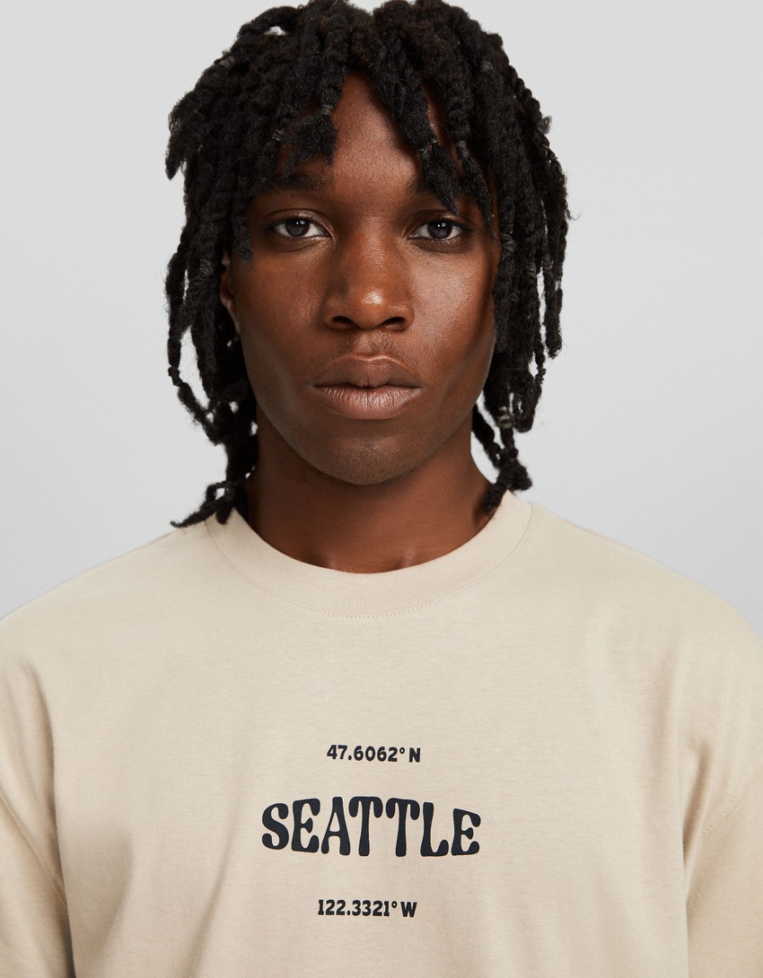 Camiseta de manga curta com modelagem quadrada e estampa bordada