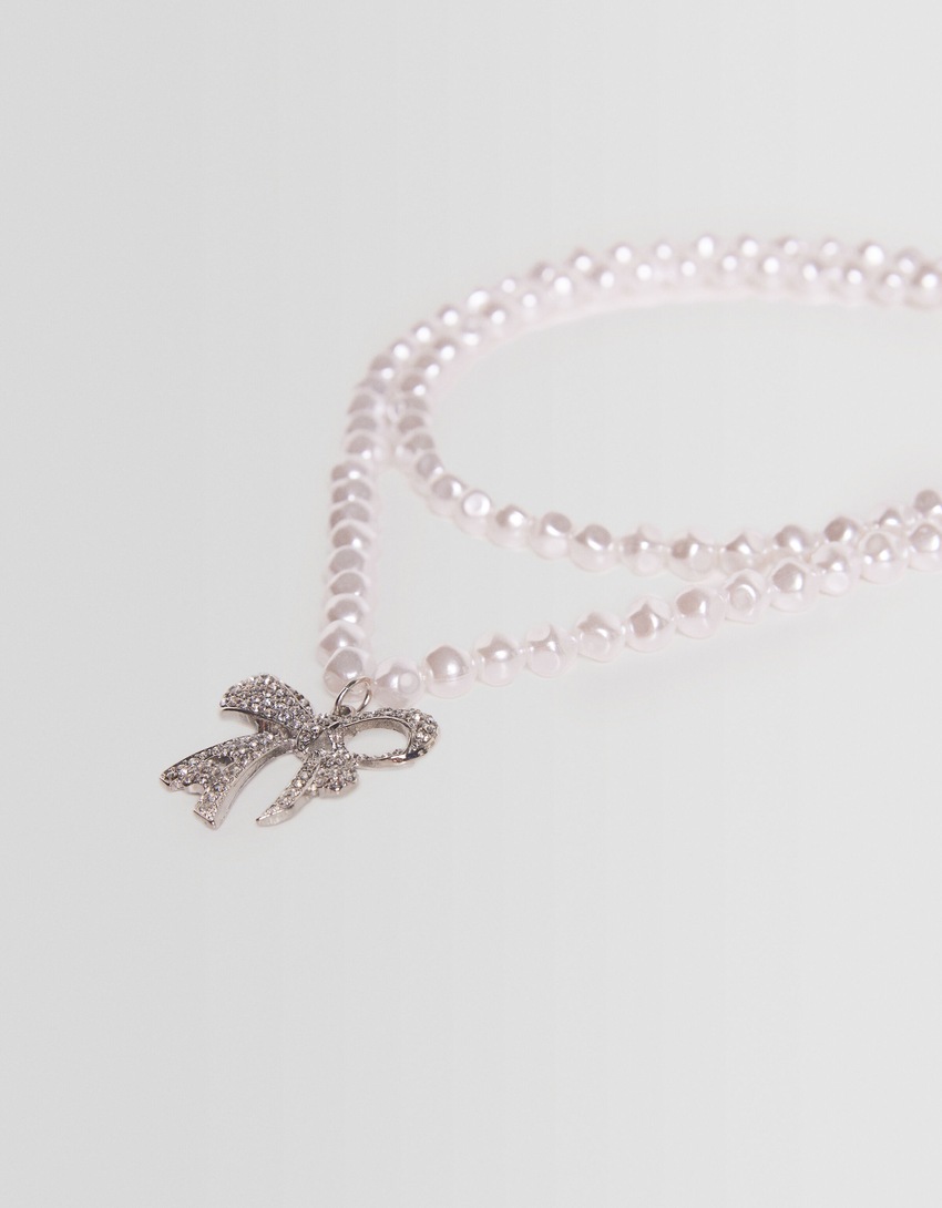 Colar de pérolas falsas com laço de strass