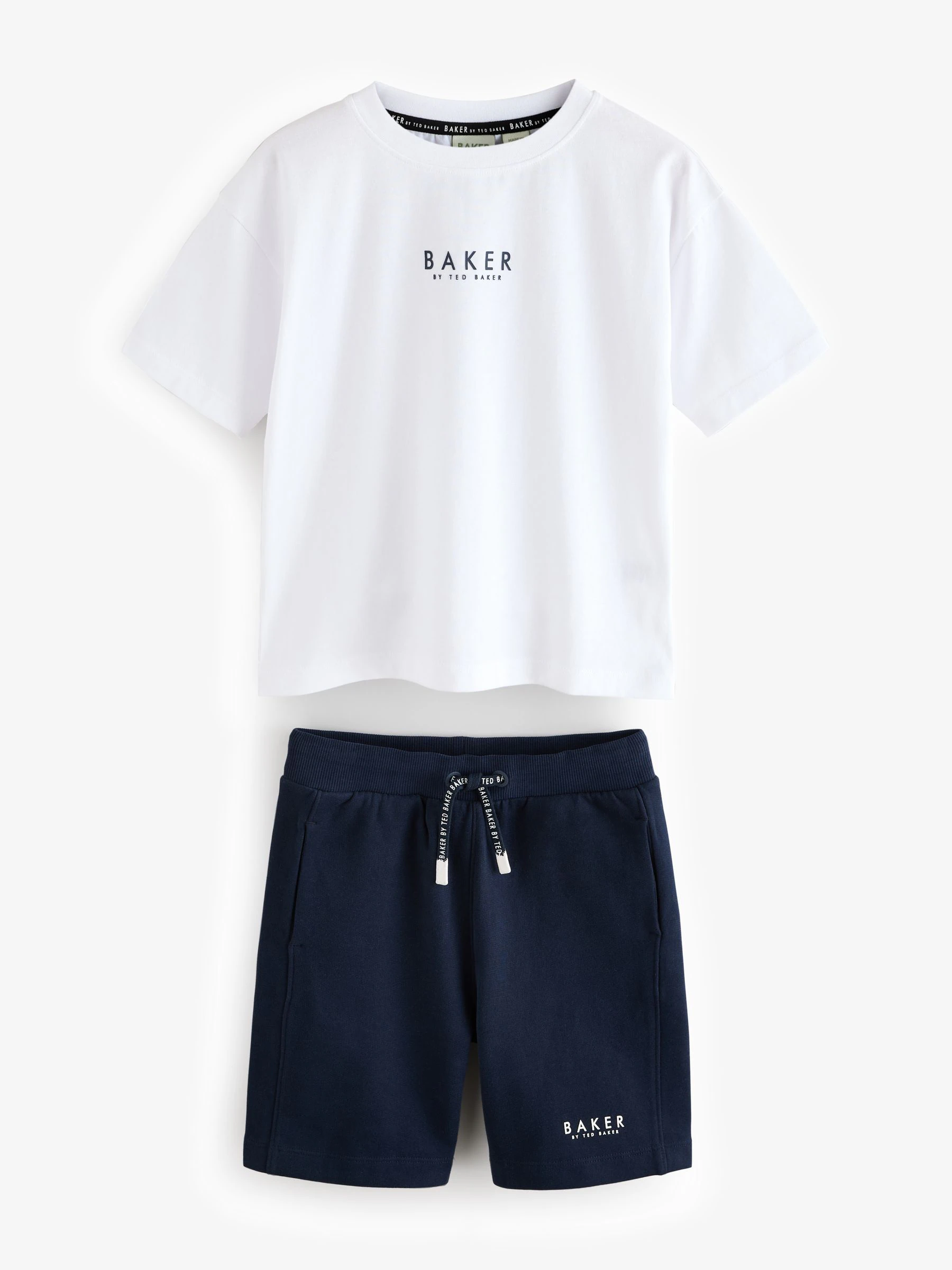Wit/marineblauw - Baker by Ted Baker set van oversized T-shirt en shorts van 100% katoen