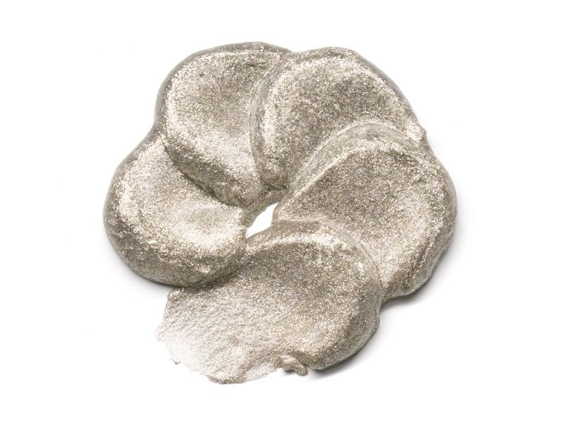 essence Lidschatten Glitter Eyeshadow Topper 01 Golden Glam Glitzernder Lidschatten-Topper für ausgelassenen Festivalstimmung