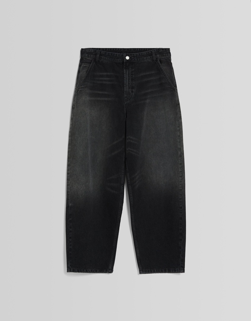 calça jeans estilo skater com efeito desbotado