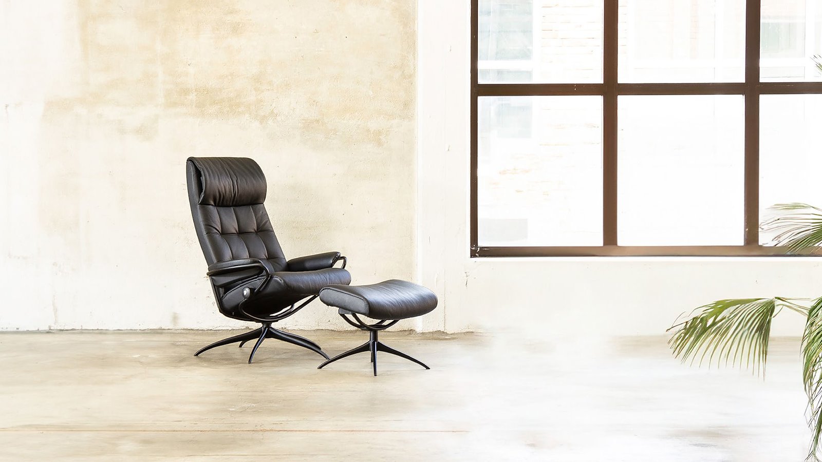 London lenestol I hud Batick Black og Star understell i sort aluminium med BalanceAdapt. Medium