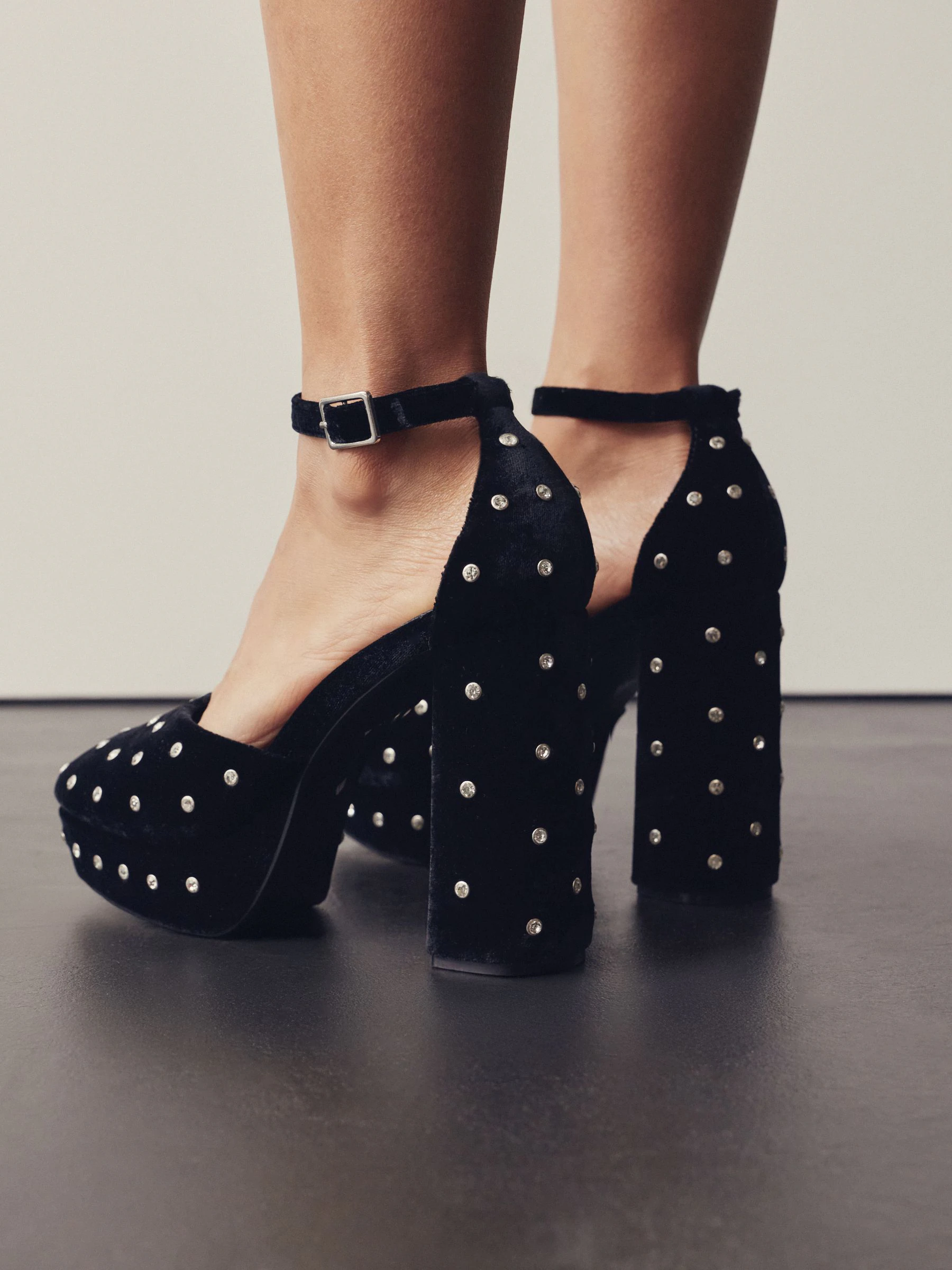 Zwart fluweel - Forever Comfort® Velvet Studded Plafrom Two-Part Block Heels