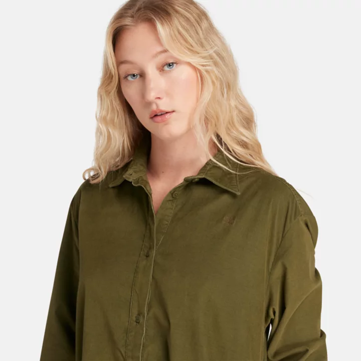 Vestido de veludo cotelê agulhado para mulheres na cor verde.