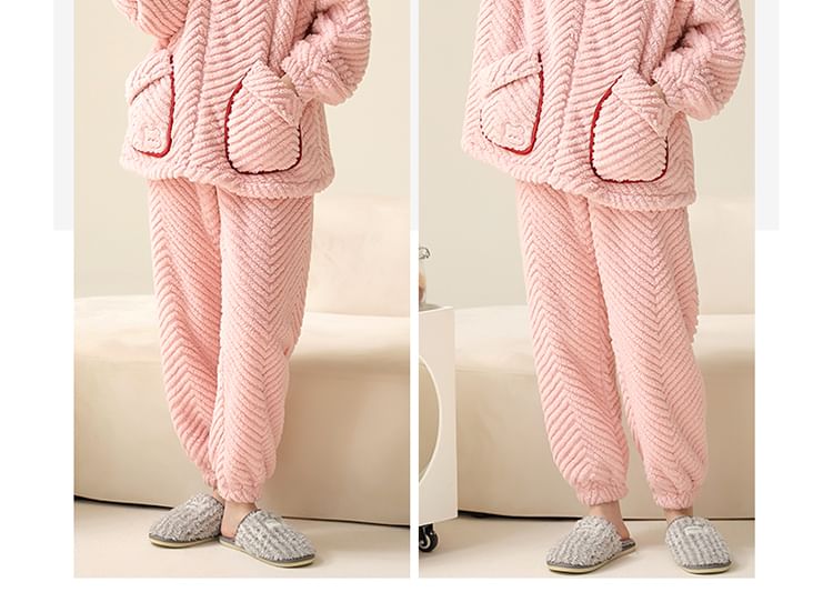 Jeony - Pyjamaset: Opstaande kraag, contrasterende rand, geborduurde fleece top met rits en broek