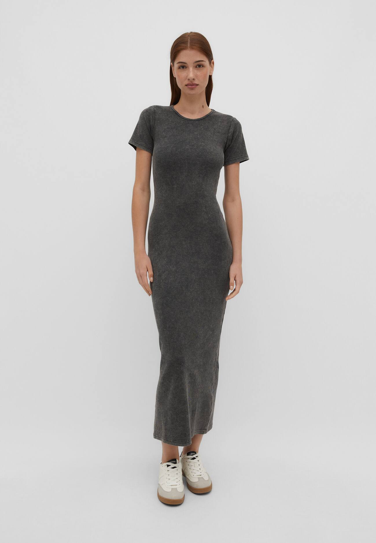 Vestido longo canelado com efeito desbotado