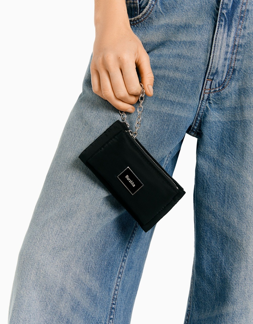 Bolsa com fecho duplo e corrente.