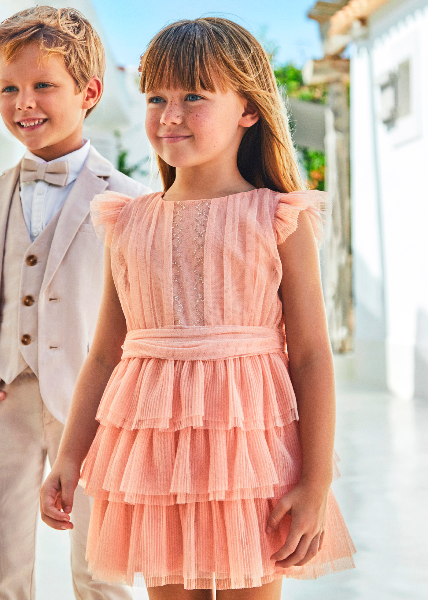 Vestido infantil de tule plissado, cor creme.
