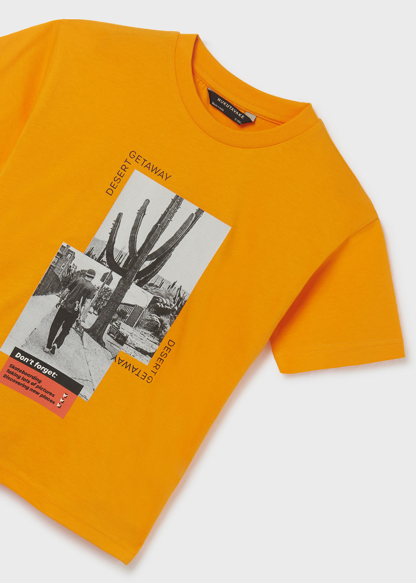 Camiseta infantil com estampa sustentável em algodão.