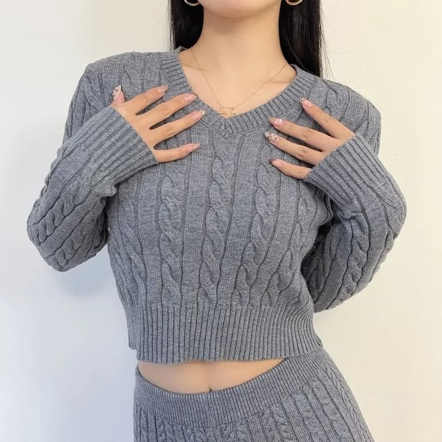 Asiris - Lange mouwen V-hals kabelgebreide crop top