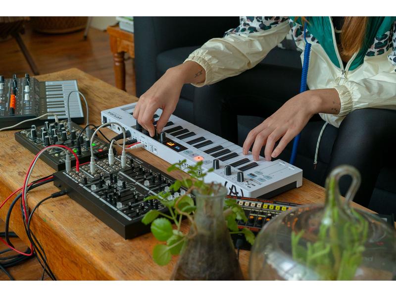 Arturia Keyboard Controller KeyStep 37 Controller mit 37 anschlagdynamischen Tasten & After Touch