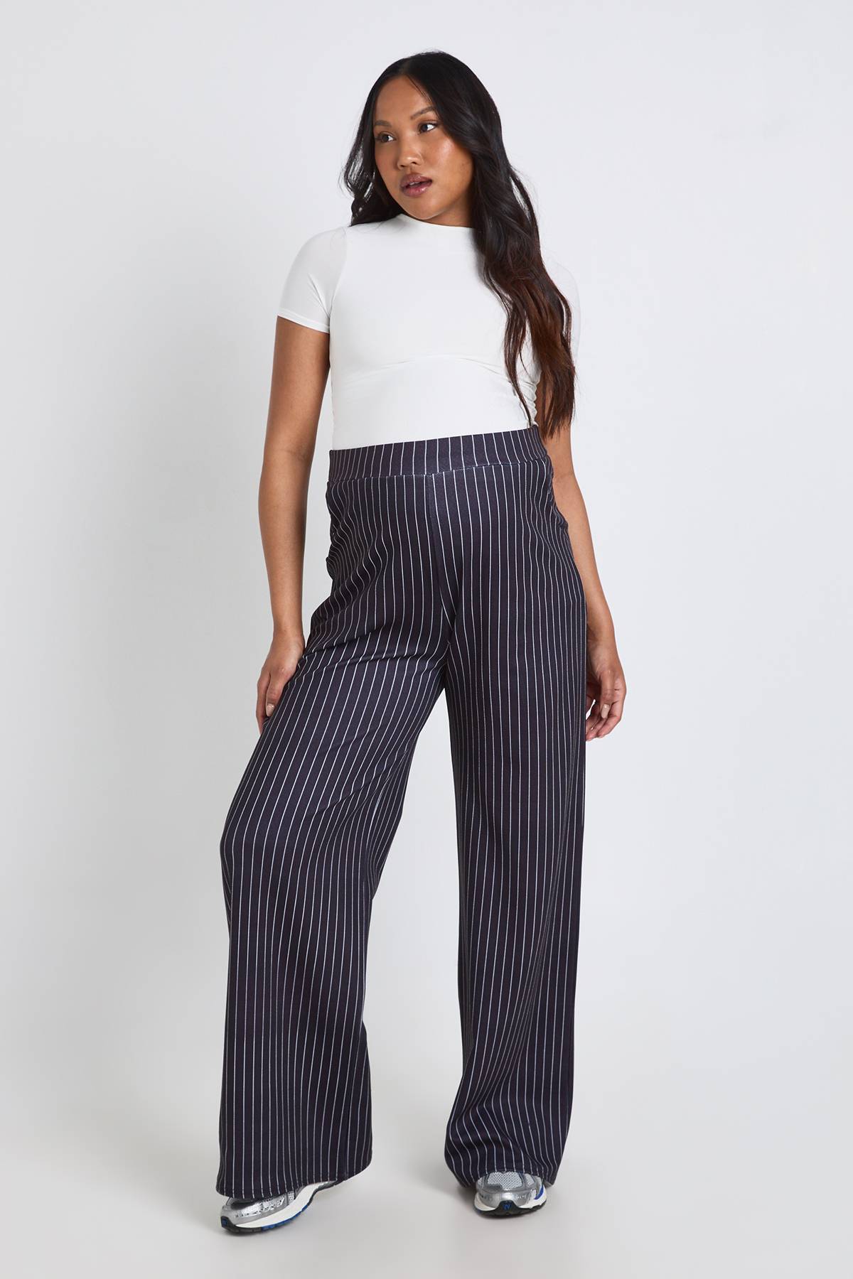 boohoo Pantalon De Maternité Large À Rayures Fines Et Coupe Ajustée