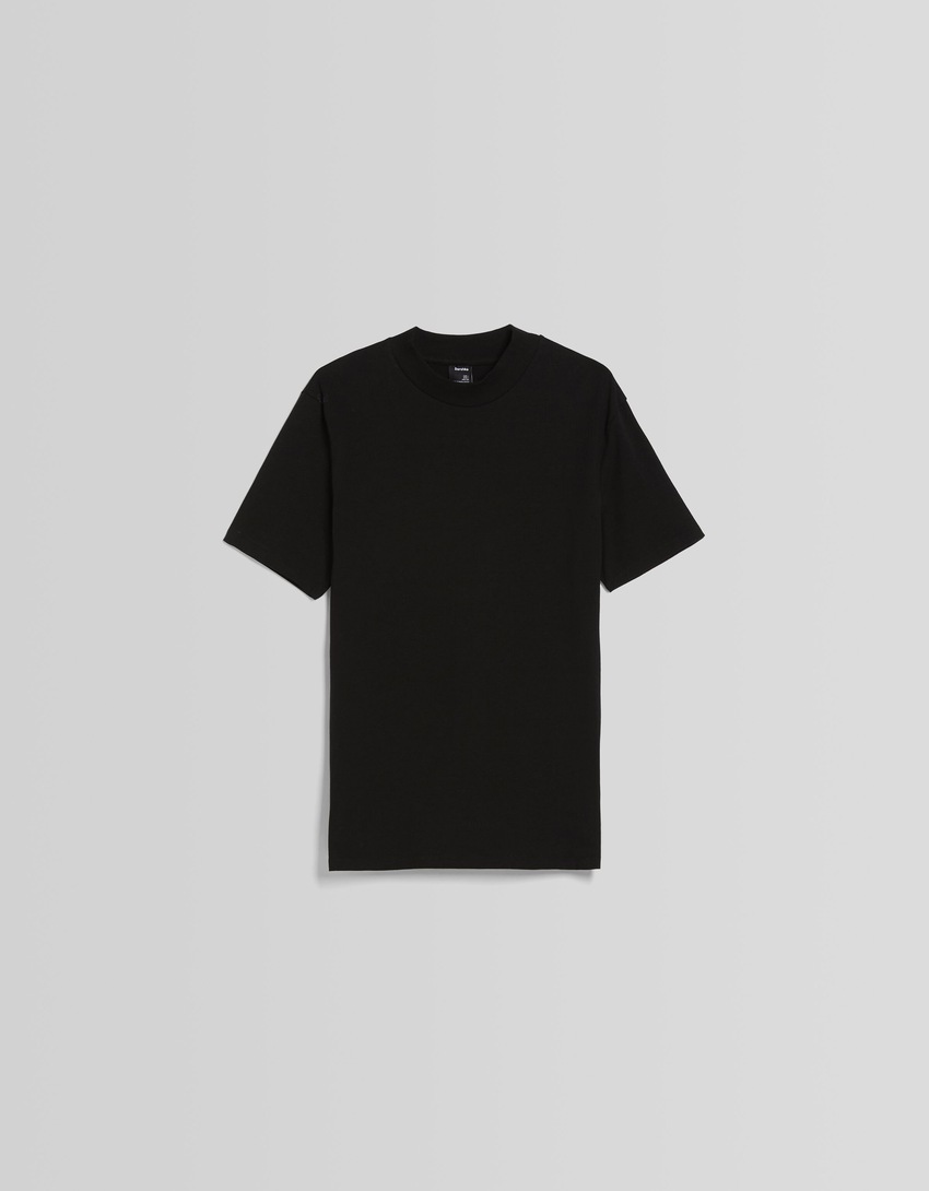 Camiseta de manga curta e gola alta