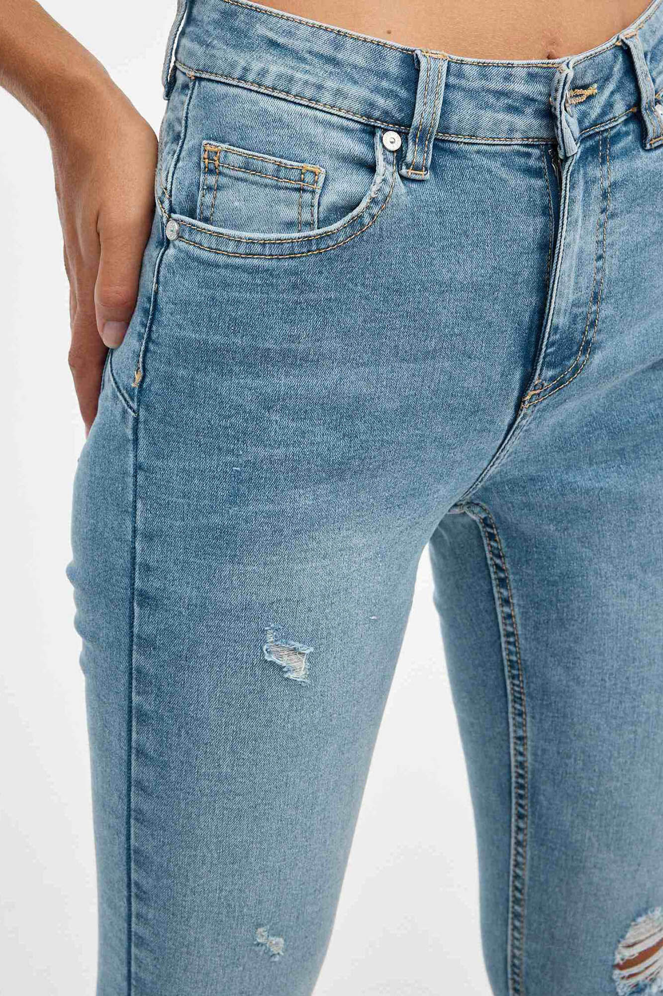 Calça jeans skinny push-up de cintura média