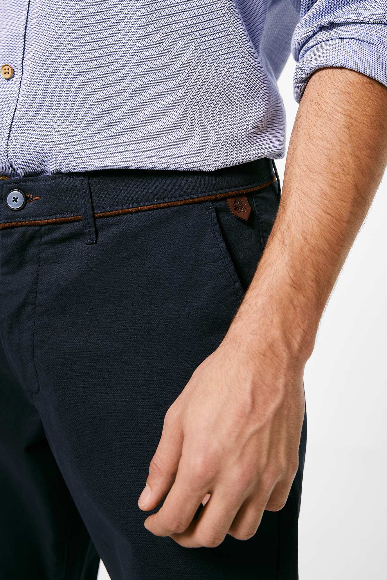 Calça chino com microestampa - azul marinho