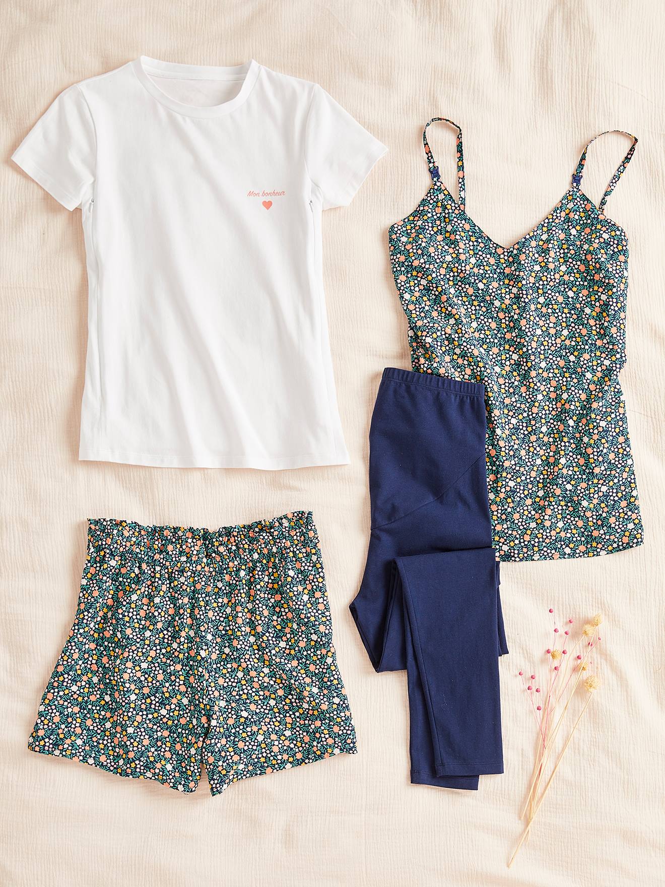 Conjunto de 4 peças de roupa para usar em casa durante a gravidez e amamentação, estampa azul escura.