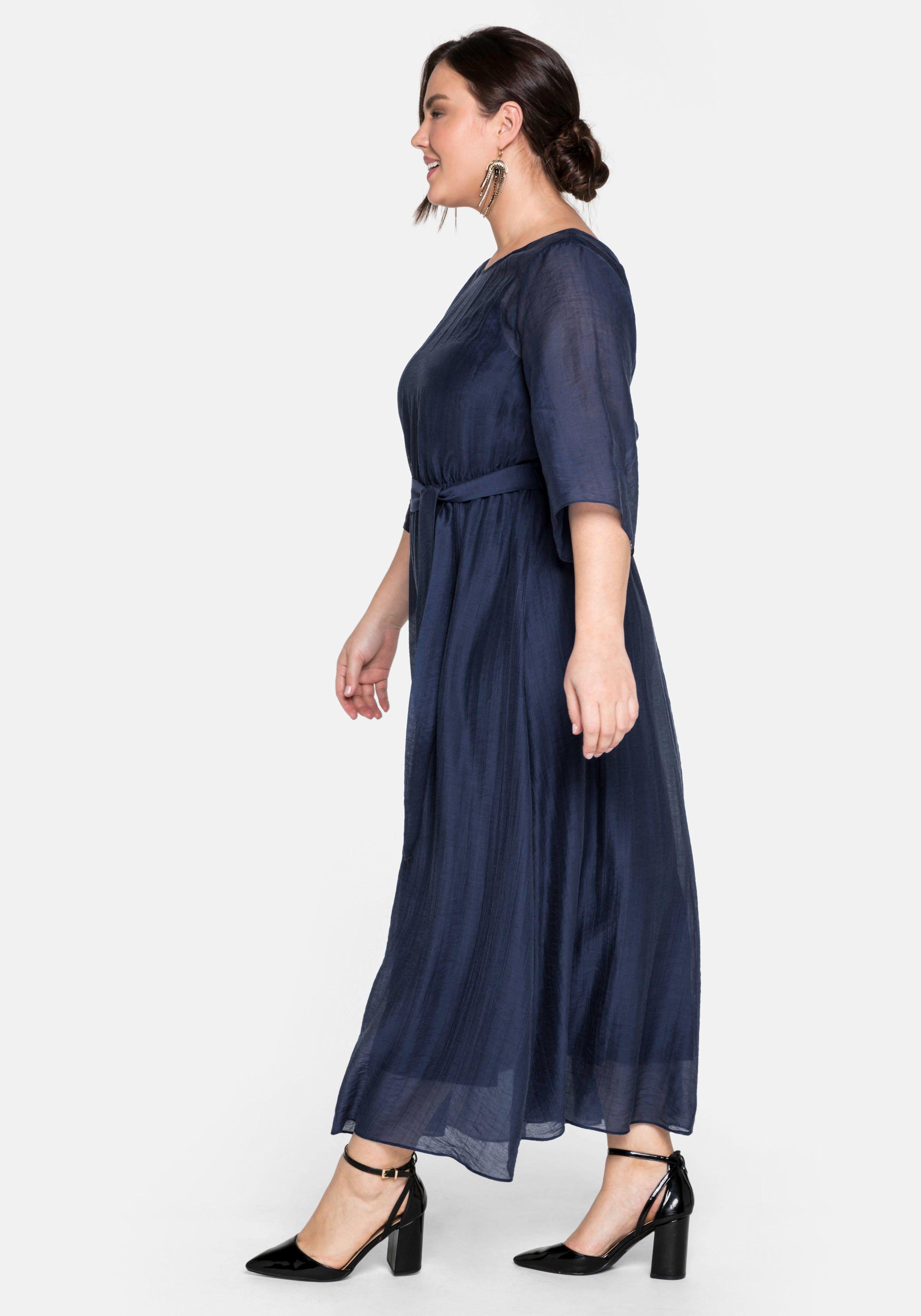 Abendkleid in luftiger, weiter Form mit Bindeband