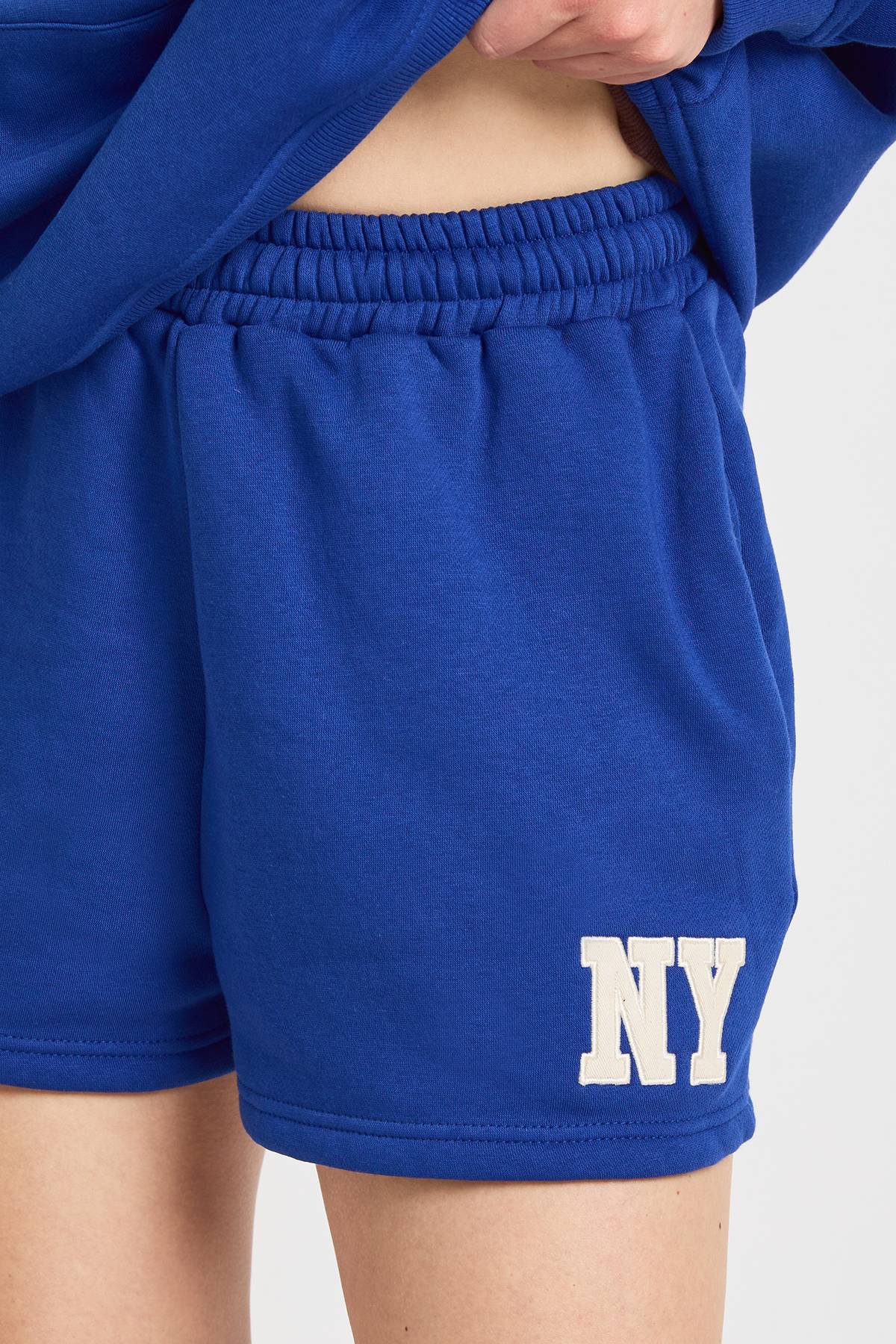 boohoo Ensemble De Survêtement Court À Casynthétiqueche Avec Appliqué Ny Petite