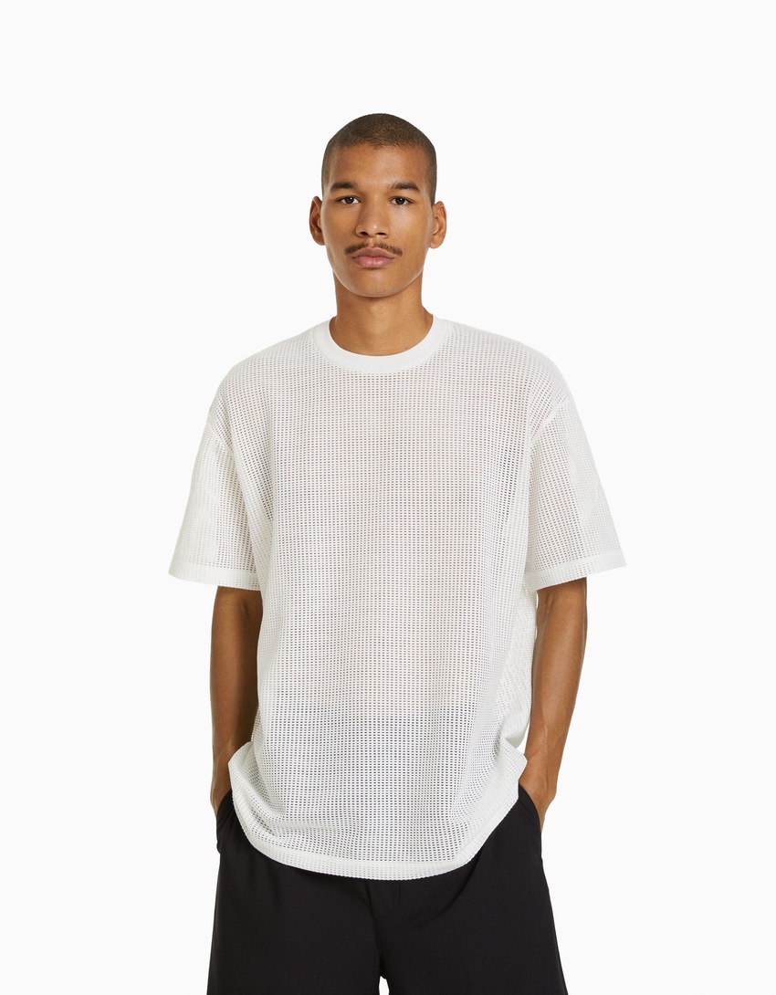 Camiseta de manga curta com modelagem quadrada e detalhes em tela