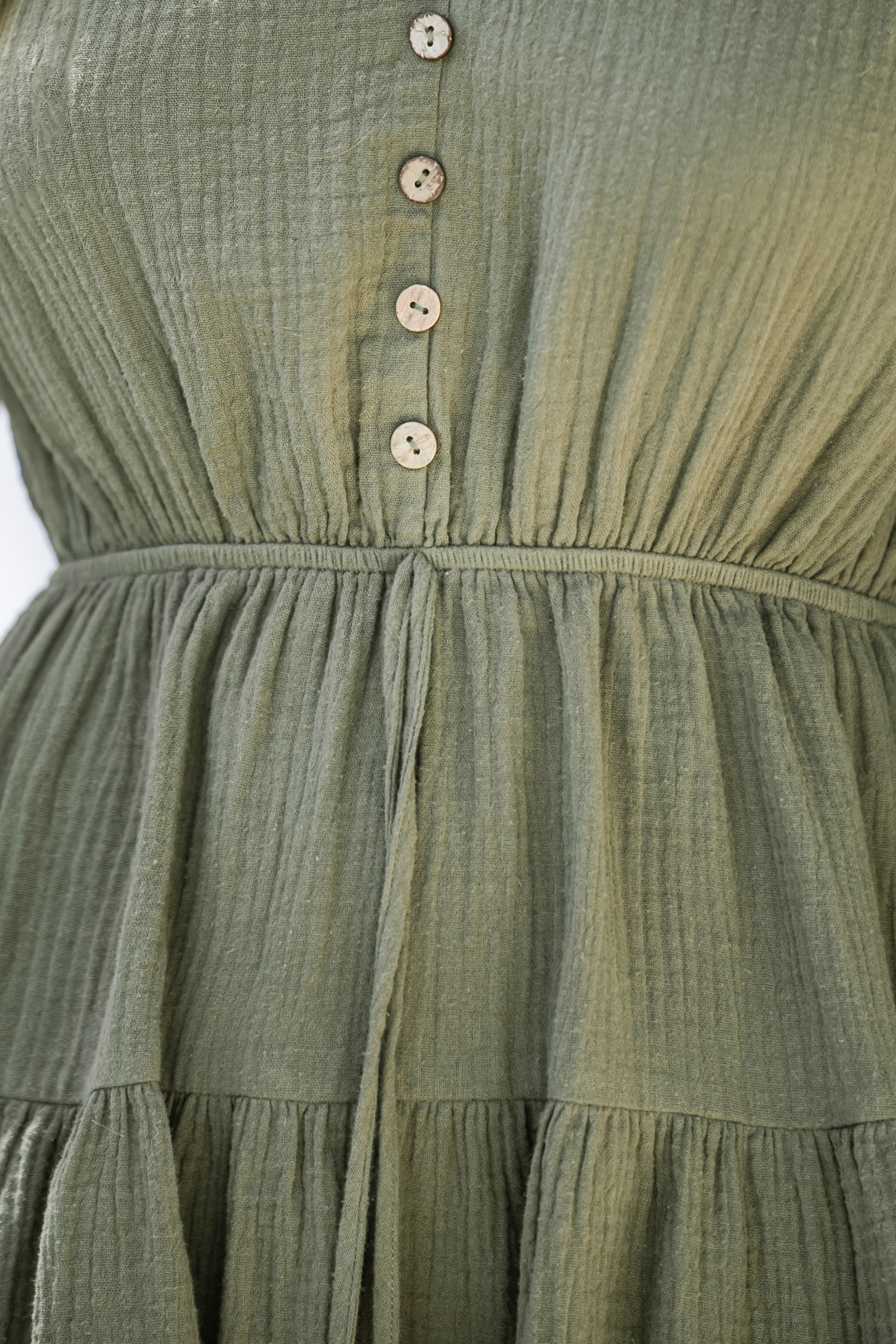 Robe mini en pur coton froissée à boutons et glands sur le devant
