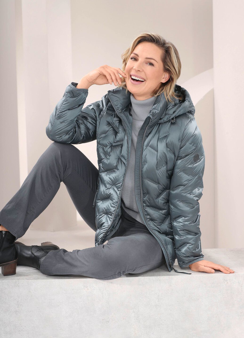 Daunenjacke mit abnehmbarer Kapuze