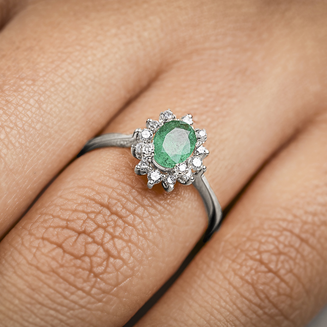 Damenring 750/18 K Weissgold mit Diamanten 0.22 ct H/si & Smaragd 0.62 ct