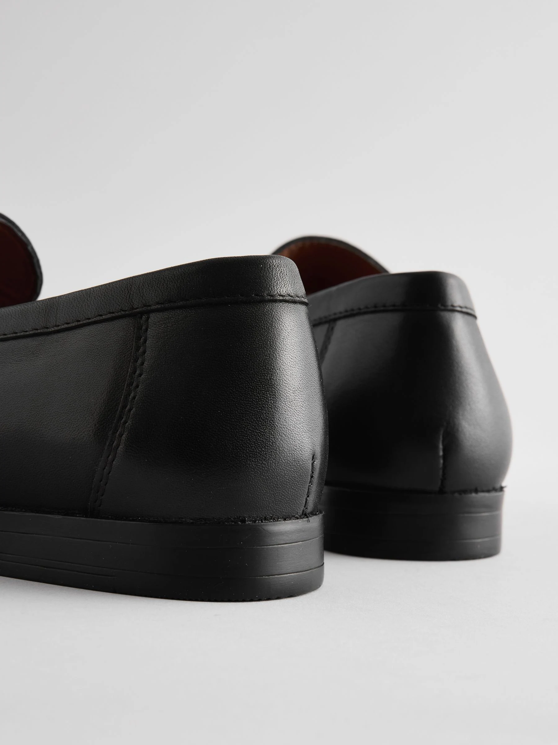 Zwart - Leren loafers met reliëf en kwastjes