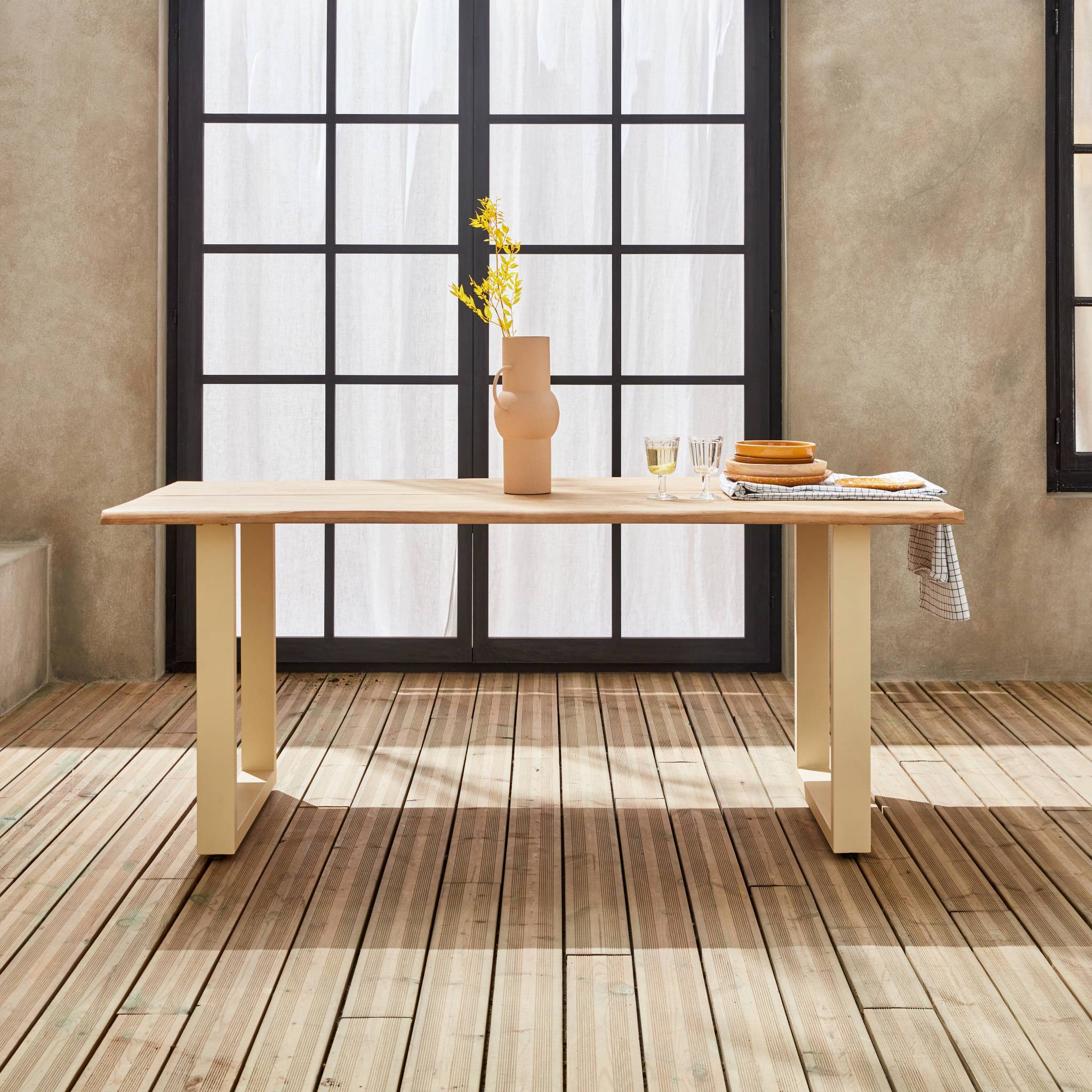 Table intérieur / extérieur en bois 180cm. 6 places. Bois d'acacia et structure en acier ivoire