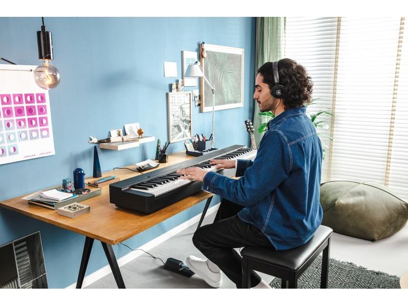 Yamaha E-Piano P-225B Kompaktes Digitalpiano mit Klang und Funktionen für fortgeschrittene Spieler
