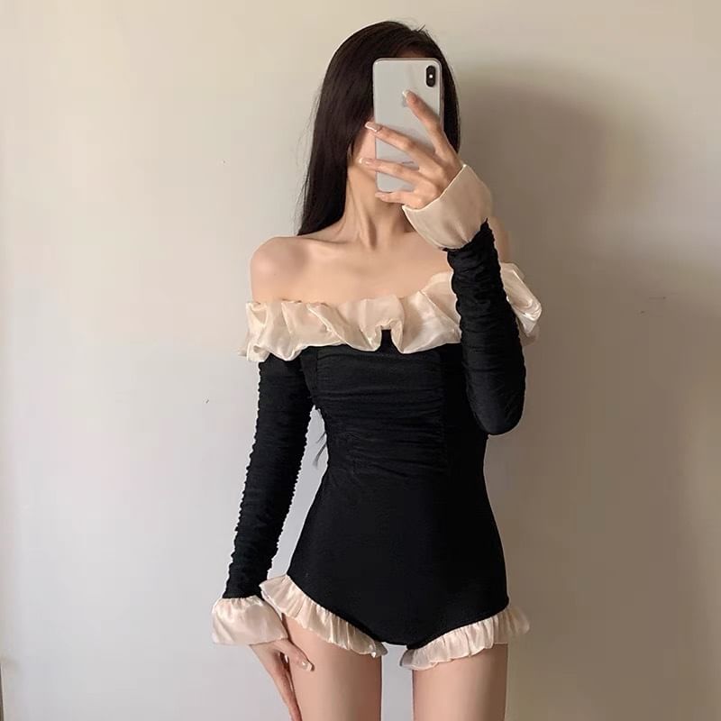 Seneliel - Badpak met lange mouwen en off-shoulder contrasterende rand