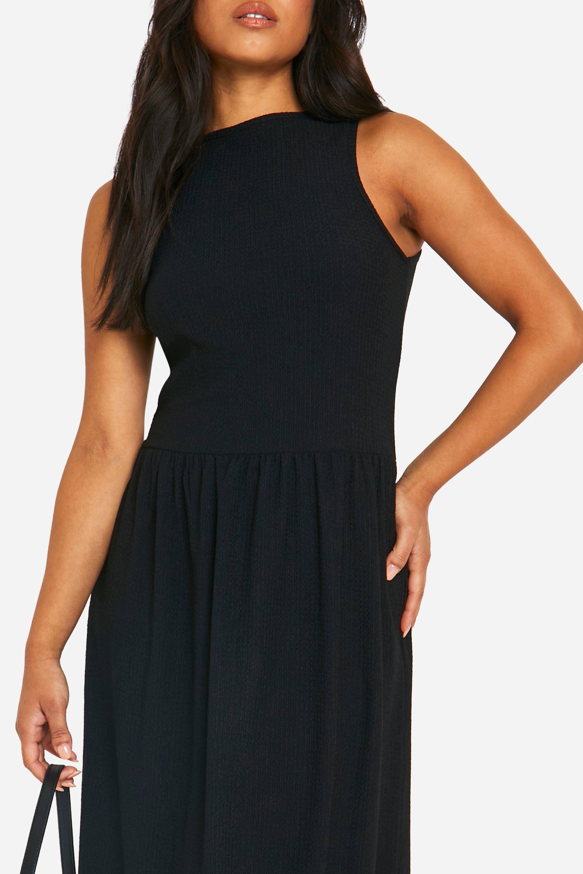 boohoo Petite - Robe longue plissée à dos nageur