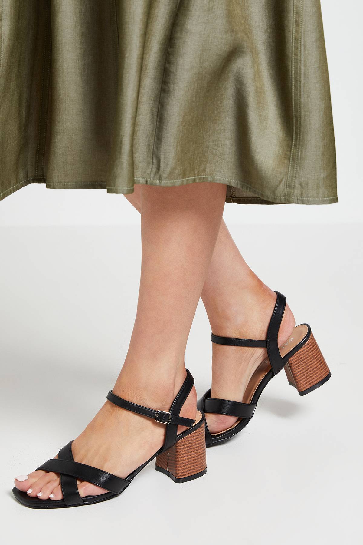 Wallis Sandales À Talons Bloc Moyens Décontractées Samiyas En Synthétiquecuir À Brides Croisées Coupe Large