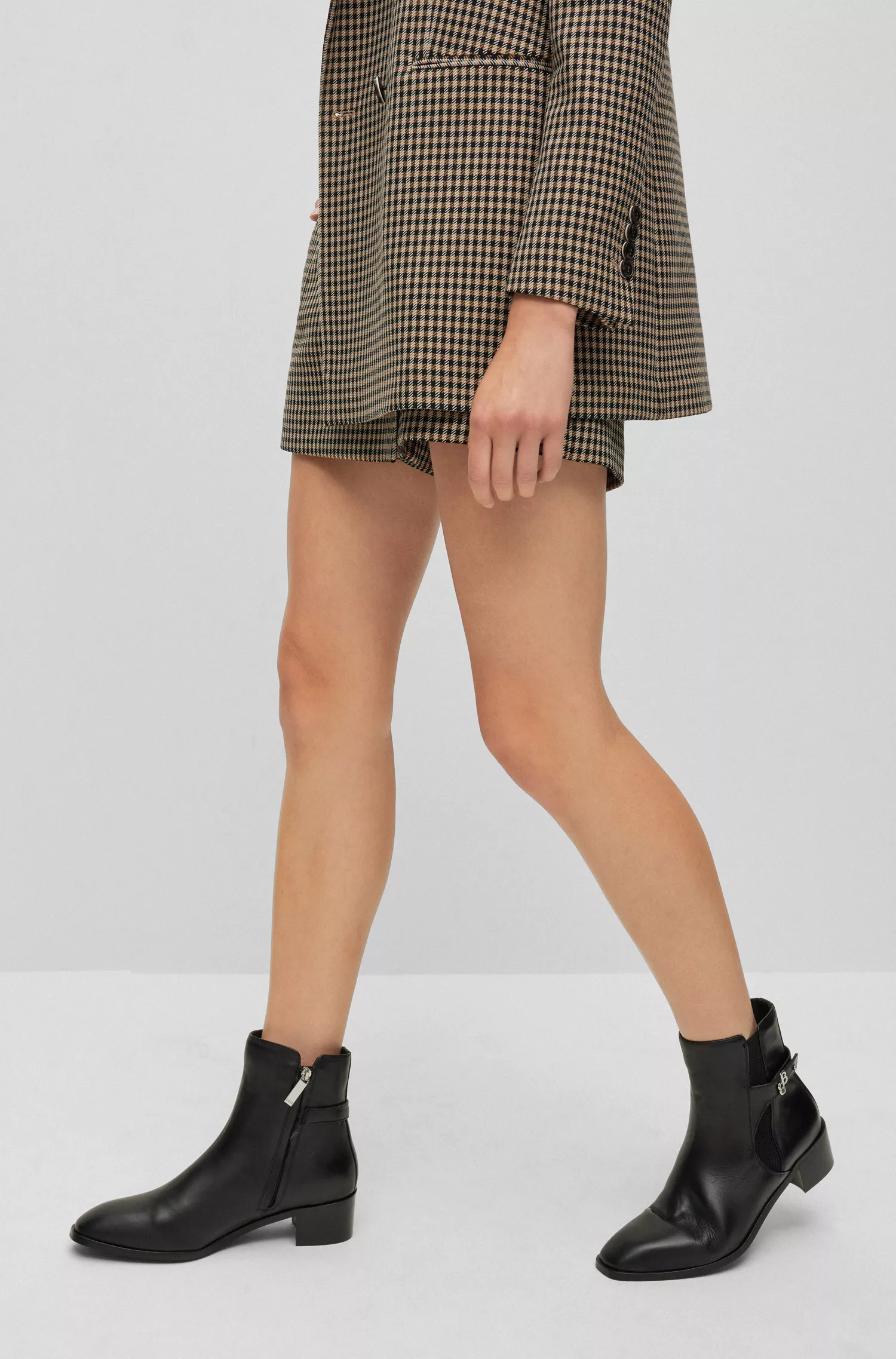Botas de cano curto BOSS pretas com monograma duplo em couro napa.