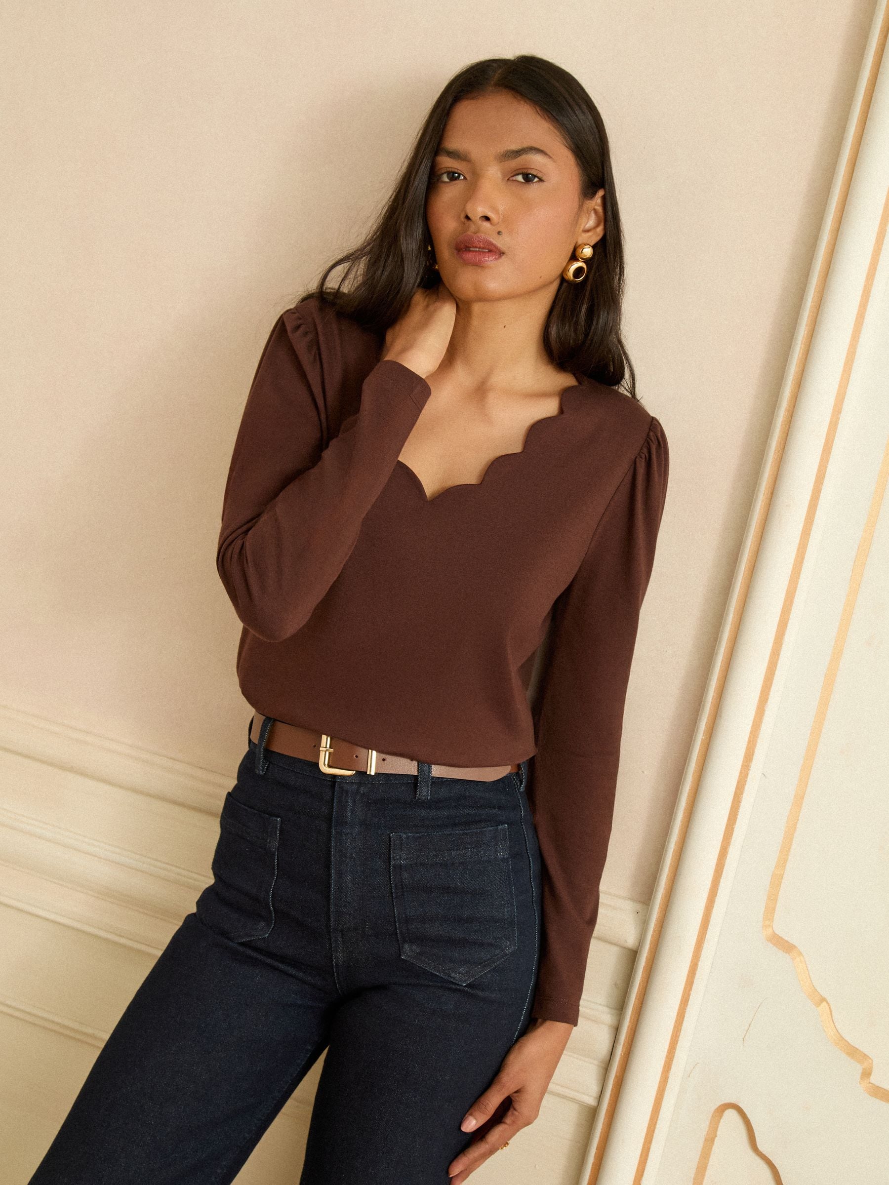 Chocoladebruin - Love & Roses - Jersey top met lange mouwen en geschulpte V-hals