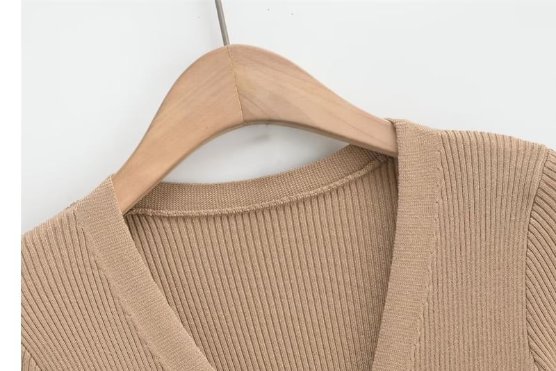 Bazer - Lange mouw V-hals effen gebreide maxi-jurk met knopen
