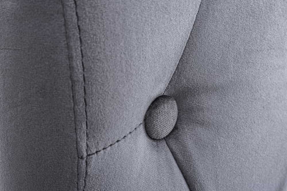 Design Stuhl CASA grau Samt mit Zierknöpfen Massivholzbeine