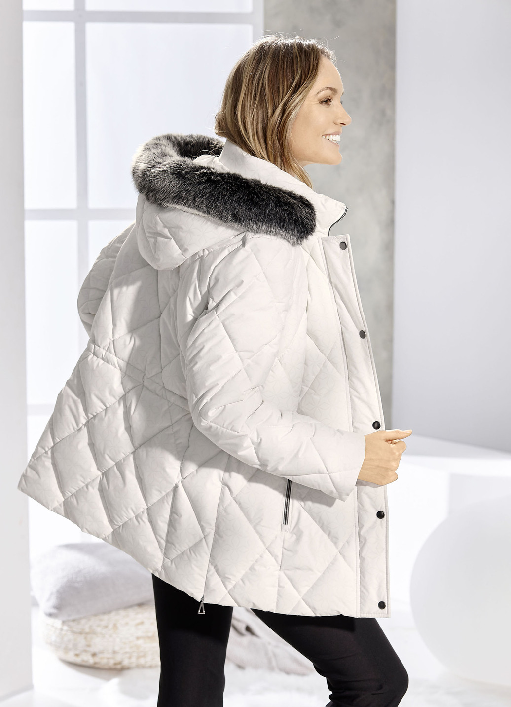 Jacke mit Reißverschluss an den Seitenschlitzen