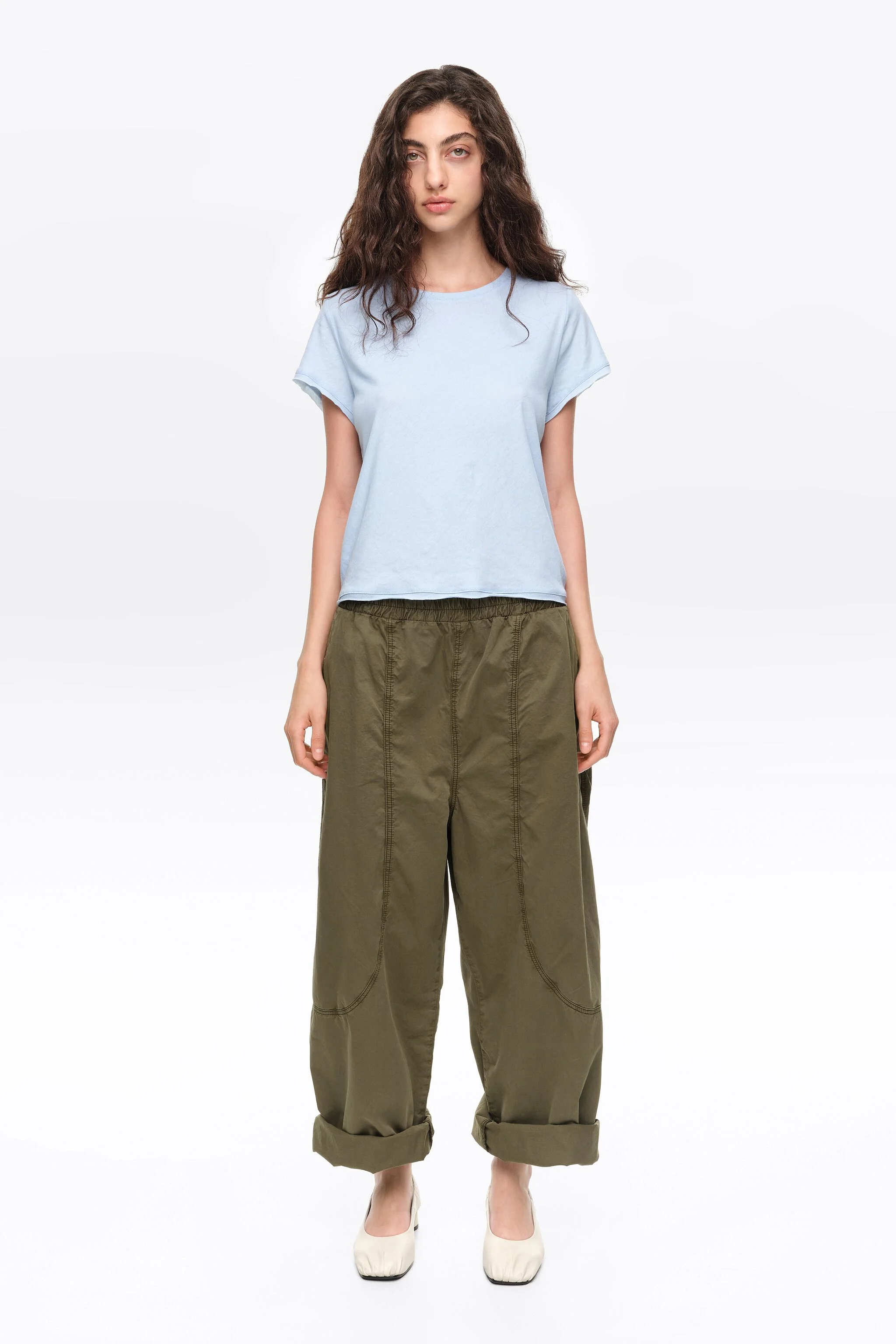 Calça jogger cáqui com costura decorativa.