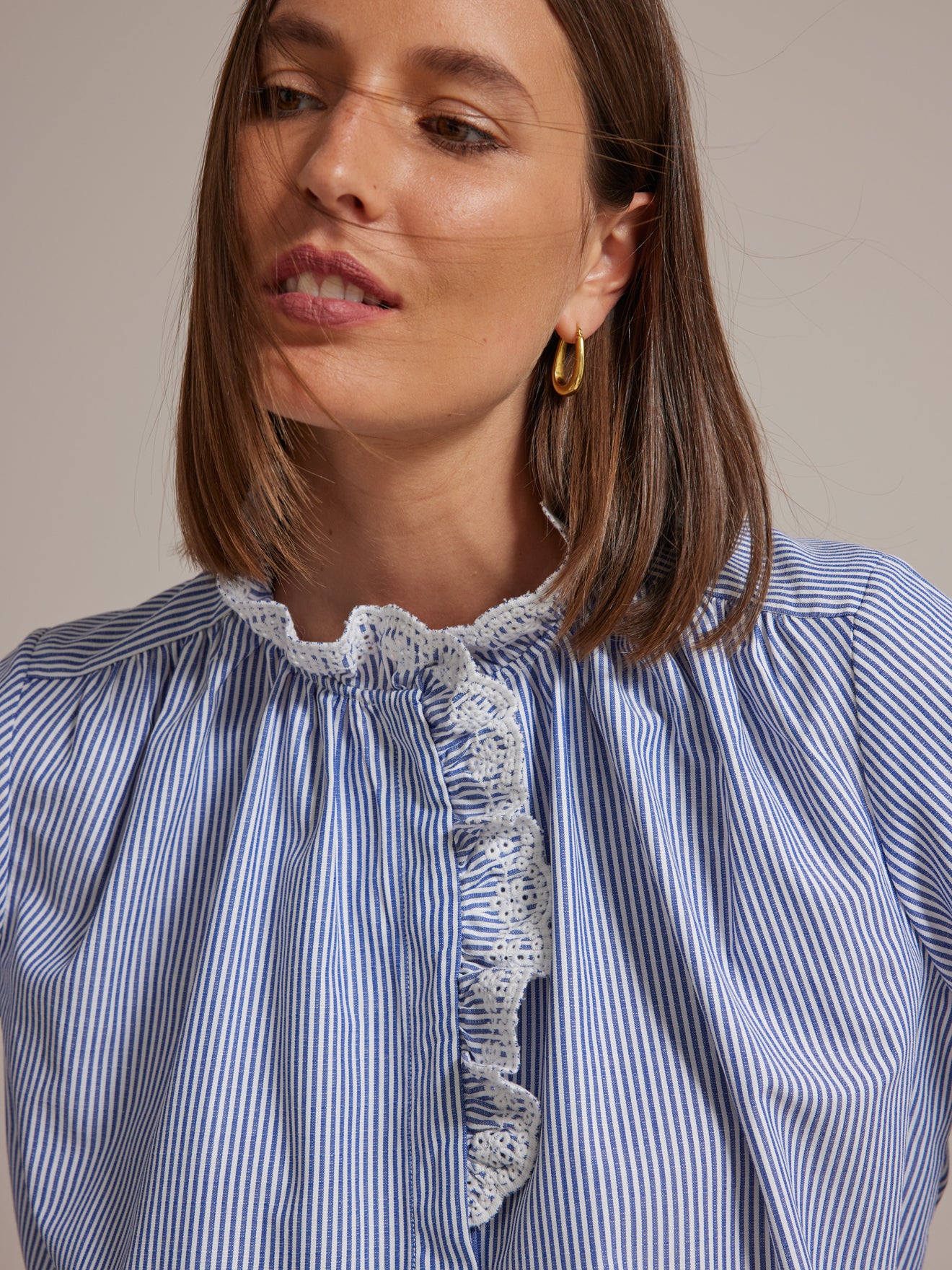 Chemise rayée col froufrou brodé femme