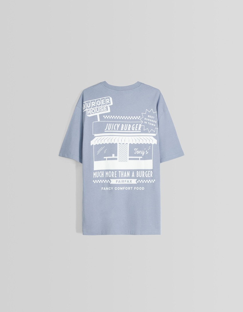 Camiseta de manga curta com modelagem quadrada e detalhes bordados.