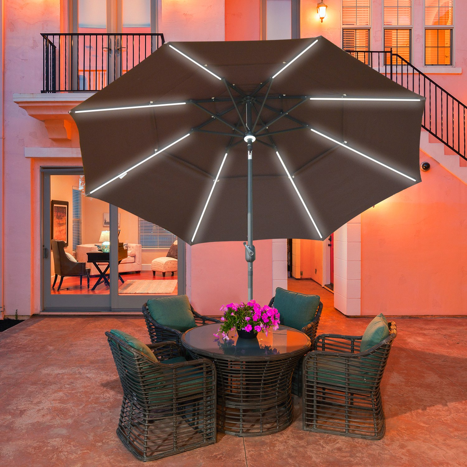 Guarda-sol de jardim Outsunny Ø300x250cm com luzes LED e painel solar, manivela, ângulo ajustável em 3 posições, ideal para pátio, terraço, piscina e café.