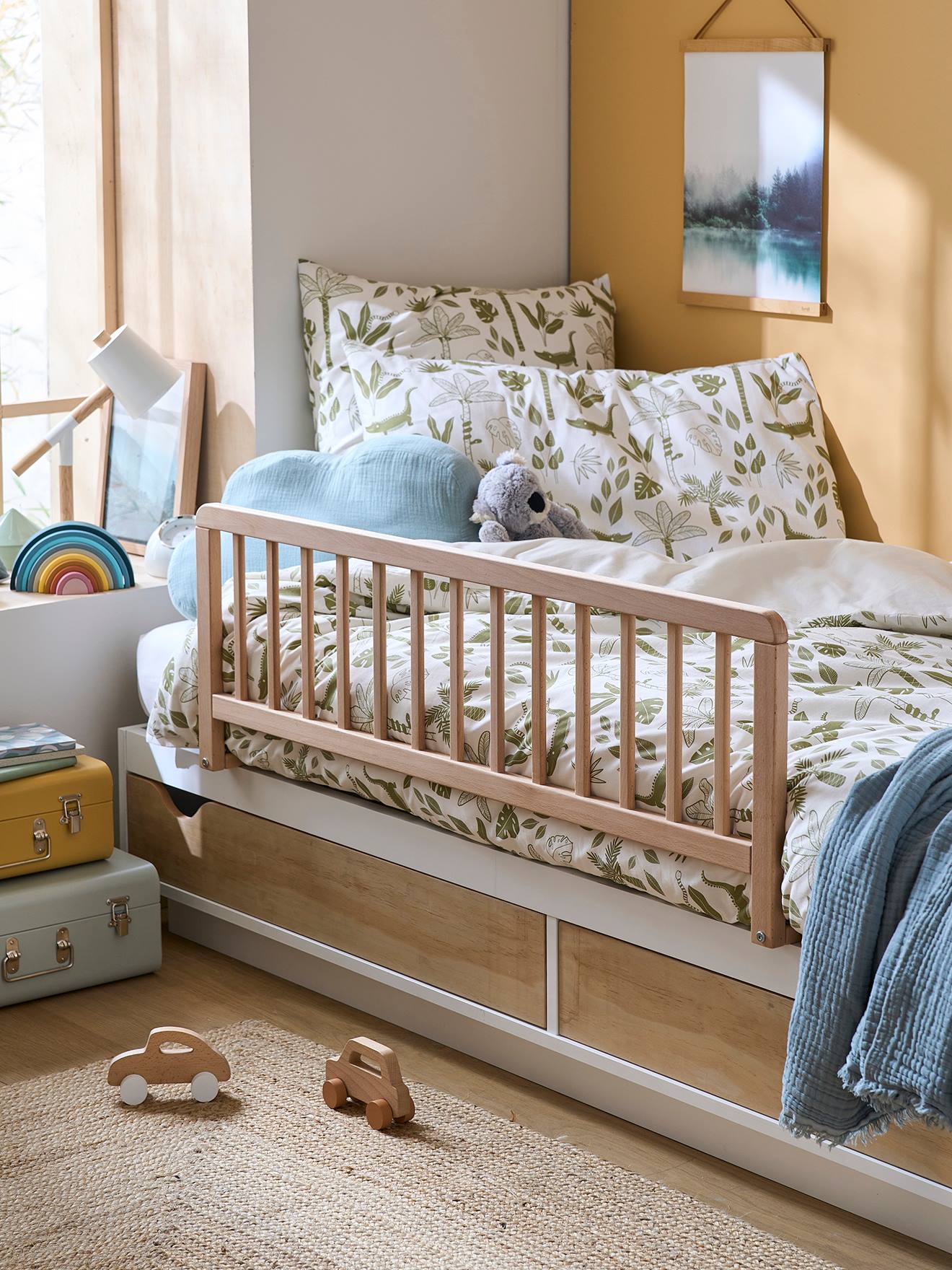 Grade de cama de madeira lisa bege claro