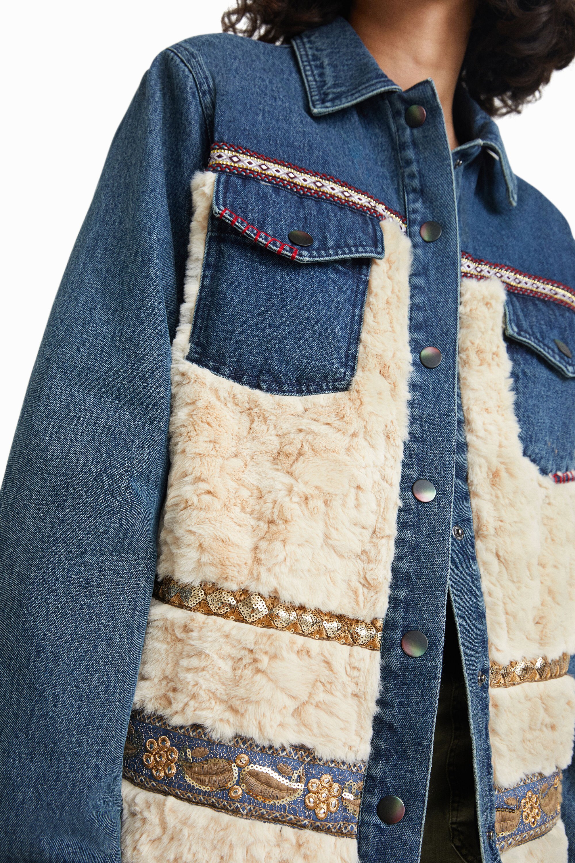 Jaqueta híbrida de jeans com forro de pele de carneiro.