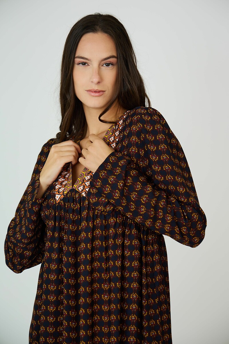 ATÉ BREVE<br>Vestido curto, mangas compridas, decote em V